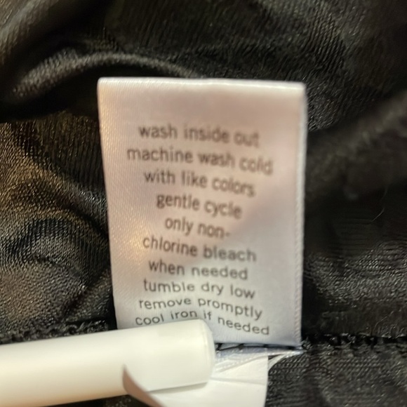 EVRI Women’s 3X Black Semi Sheer Textured  Floral V Neck Short Sleeve Top - Picture 7 of 7